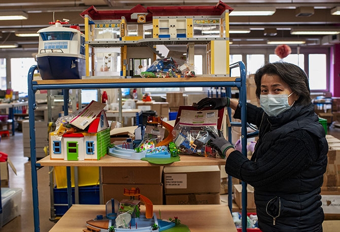 Les jouets et livres prêts à être revendus. L’association dispose de plusieurs lieux de vente. Retrouvez-les en ligne sur https://rejoue.asso.fr.
