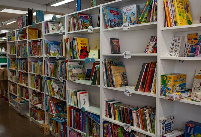 Les jouets et livres prêts à être revendus. L’association dispose de plusieurs lieux de vente. Retrouvez-les en ligne sur https://rejoue.asso.fr.