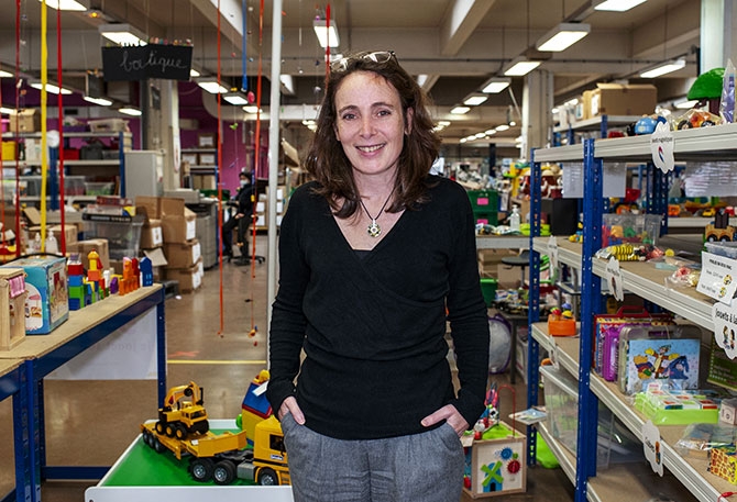 Nathalie Ourry, directrice de l’établissement, explique que le parcours d’insertion des personnes dure entre six mois et deux ans au maximum au sein de Rejoué. Cela consiste à accompagner pour « lever les freins à l’emploi », comme les problèmes de logement, de santé, de garde d’enfant, les difficultés linguistiques, d’accès aux droits (régularisation, allocations, etc.), voire d’addictions… Et en un volet professionnel : définition d’un projet,
aide pour trouver une formation, des stages, etc. « Notre objectif est l’autonomie des personnes. Nous sommes un tremplin. » Environ 68 % des salariés de Rejoué ressortent avec un emploi stable ou une formation qualifiante.