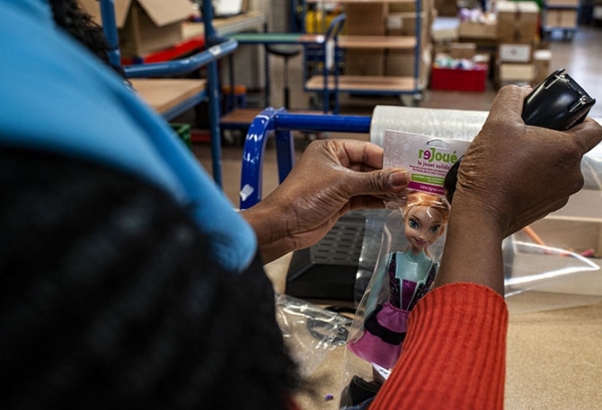 Reconditionnement avant la vente ou un don solidaire. Le parti pris est de limiter les emballages, toujours en vue de réduire la quantité de déchets.