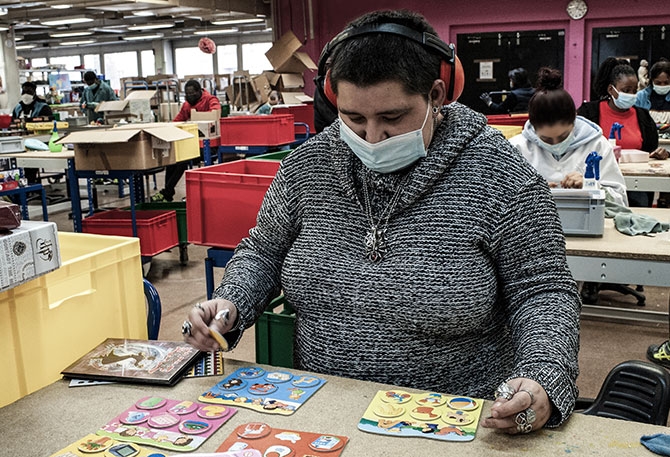 Marie-Amélie, 31 ans, maman de jumeaux de deux ans, et depuis un an et demi à Rejoué.
« J’aimerais travailler dans le social », explique la jeune femme qui, grâce à l’association, a retrouvé confiance en elle. Marie-Amélie apprécie aussi d’aller aider ses collègues.