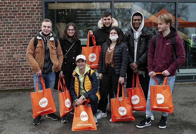 Chloé, Lauriane, Lukas et leurs camarades de la filière génie mécanique avec leur sac bien rempli.