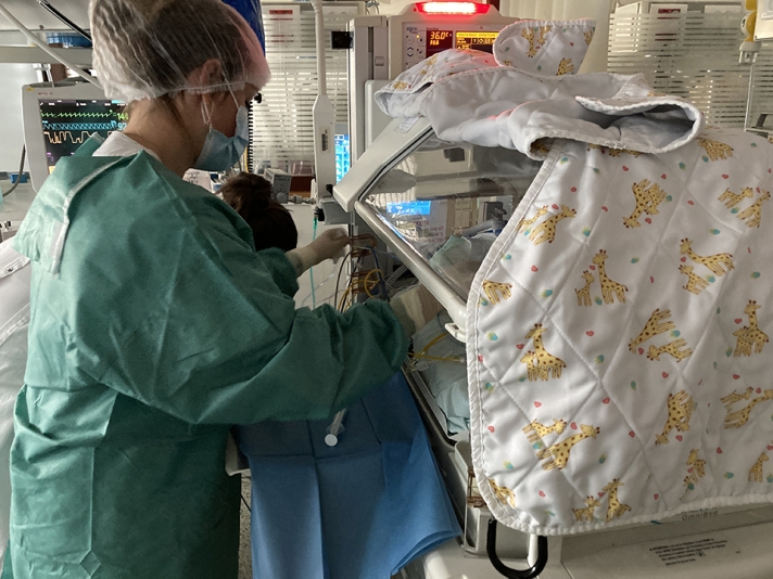 Cécile Le Roux, infirmière puéricultrice, en train de préparer un médicament puis de le donner à un enfant prématuré…