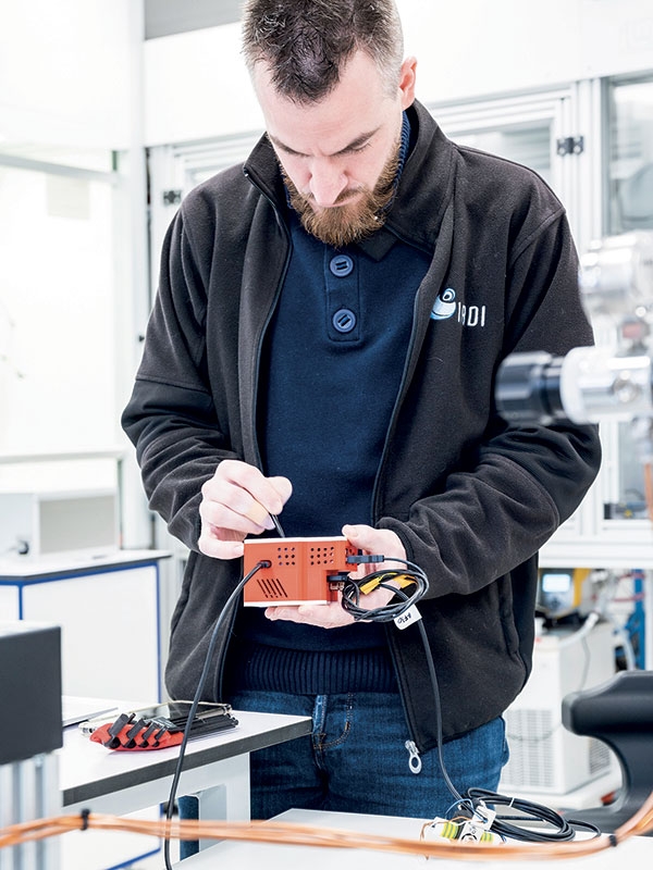 Un chercheur teste un appareil destiné à mesurer des particules inhalées en temps réel.