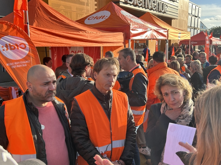 Pascal Leroux (au centre), responsable de la coordination CFDT Carrefour pour la région Nord-Est.