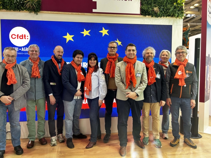 Les représentants syndicaux européens partenaires de la CFDT dans le cadre de programmes de coopération présents au SIA 2024 autour d’Alexandre Dubois (quatrième en partant de la droite), secrétaire général de la CFDT-Agri-Agro, le samedi 24 février.