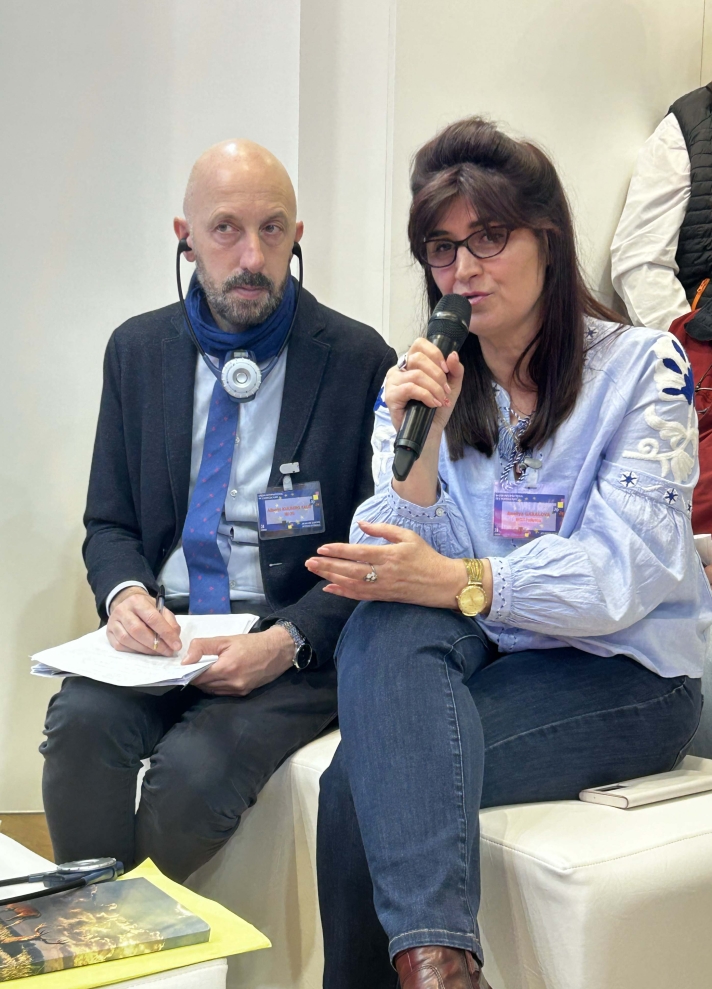 La représentante bulgare de Podkrepa, Aneliya Galabova (au micro), et le représentant italien Alberto Kulberg Taub, de la FAI CISL (Fédération italienne de l’agriculture et des activités connexes, de l’industrie alimentaire, forestière, de la pêche et du tabac).