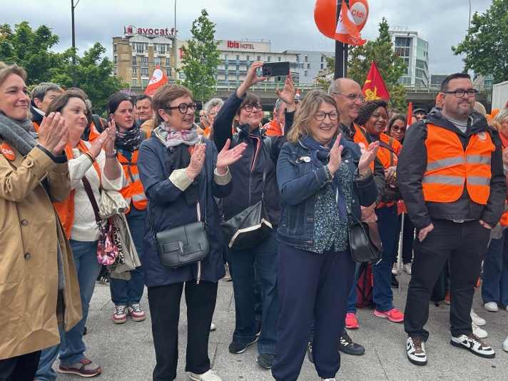 Marylise Léon (à gauche) et Ève Rescanières (au centre) étaient présentes le 27 mai dernier devant le tribunal judiciaire de Paris.