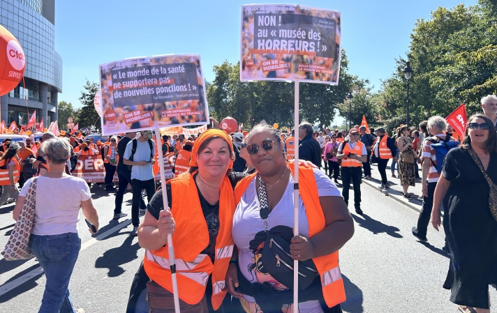 Catherine (à gauche avec sa pancarte) est salariée de l’Établissement français du sang en Île-de-France.