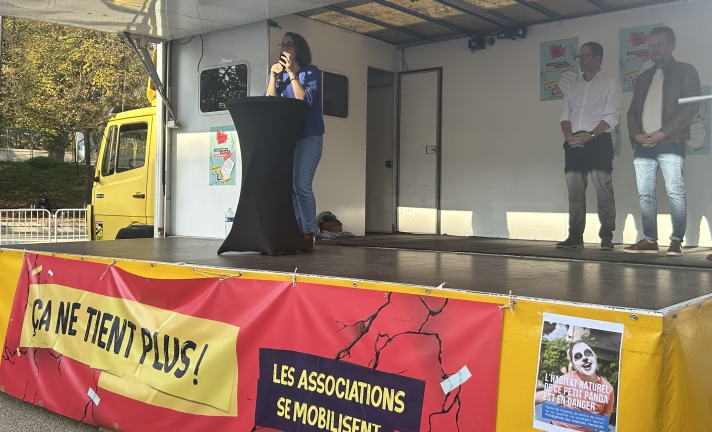 Claire Thoury (au micro sur l’estrade) est présidente du Mouvement associatif.
