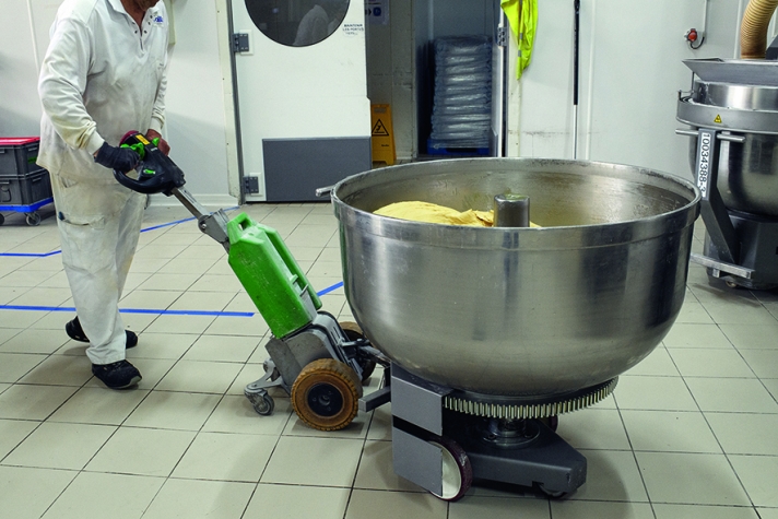 À cause des charges lourdes, le métier de boulanger est traditionnellement masculin. Mais s’ils sont composés d’hommes en grande majorité (l’usine emploie 137 ouvriers pour 77 ouvrières), les effectifs se féminisent petit à petit.