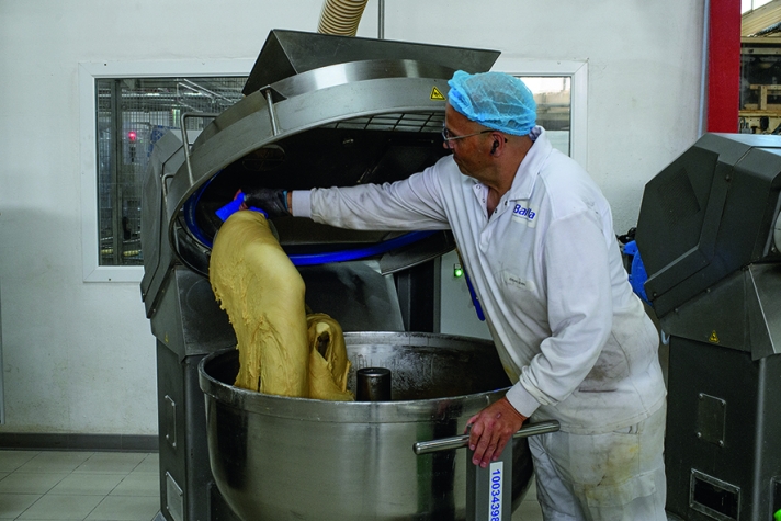 Auparavant, il fallait avoir versé douze fois 90 kg de matière dans le pétrin, soit une tonne, à la force des bras… Aujourd’hui, les cuves sont alimentées directement par des silos. en soixante minutes, soit