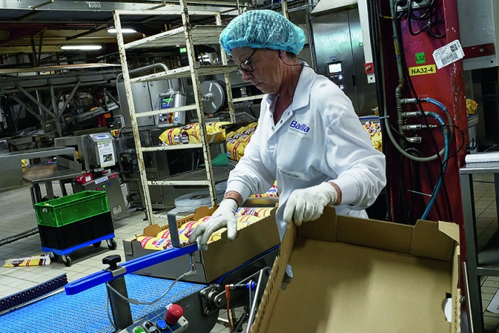 À cause des charges lourdes, le métier de boulanger est traditionnellement masculin. Mais s’ils sont composés d’hommes en grande majorité (l’usine emploie 137 ouvriers pour 77 ouvrières), les effectifs se féminisent petit à petit. Pour une meilleure conciliation des temps de vie, la CFDT a obtenu en 2024 que le plannings soient connus trois semaines à l’avance, avec un samedi non travaillé par mois.
