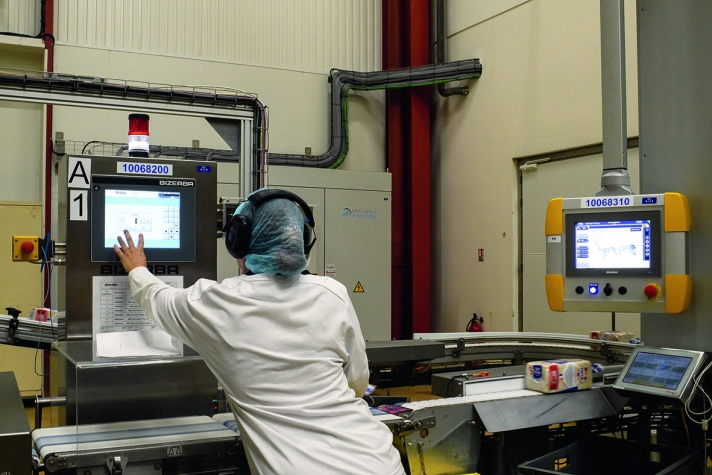 En quinze ans, les ouvriers sont montés en compétences. Leur travail consiste majoritairement à surveiller les machines et à contrôler la qualité des produits.