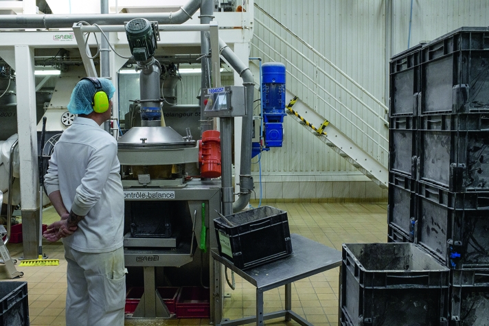 La machine à peser le sel se révèle extrêmement utile : jadis, il fallait pelleter à la main de 800 à 900 bacs de sel par jour.