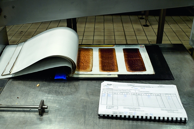 En quinze ans, les ouvriers sont montés en compétences. Leur travail consiste majoritairement à surveiller les machines et à contrôler la qualité des produits.