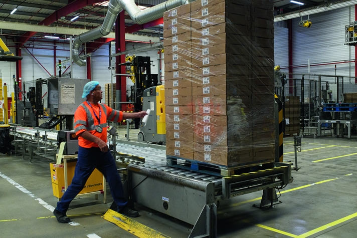 Seize salariés sont affectés à la préparation des commandes. Au total, ils gèrent l’expédition de plus de 200 000 palettes par an, soit 11 millions de colis et 27 camions par jour.