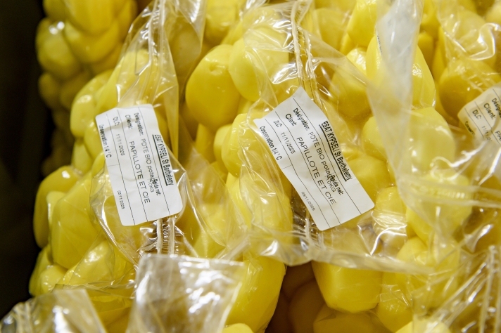 En 2024, 40 % des produits cuisinés provenaient de l’agriculture biologique et 55 % de la filière locale (dans un rayon de 150 km). Tous les légumes sont livrés plusieurs fois par semaine par des entreprises adaptées et des structures d’insertion (EA et Esat).