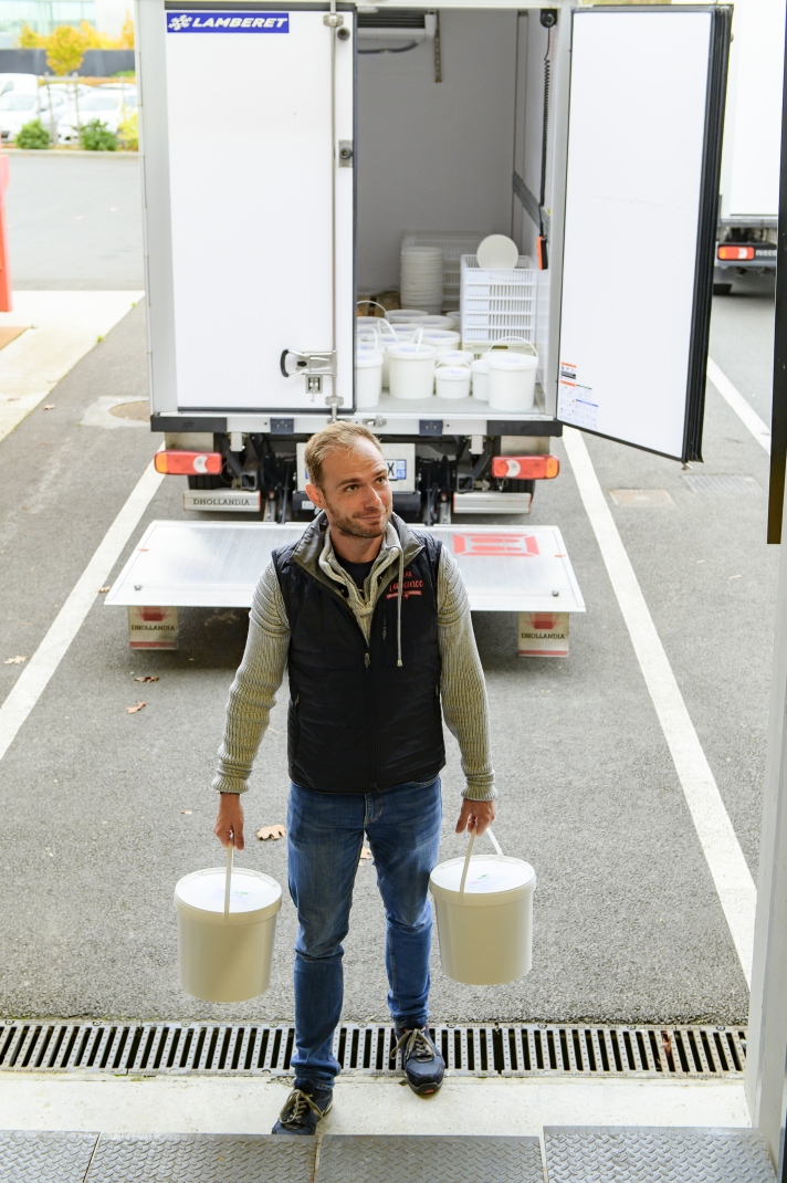 En 2024, 40 % des produits cuisinés provenaient de l’agriculture biologique et 55 % de la filière locale (dans un rayon de 150 km). Tous les légumes sont livrés plusieurs fois par semaine par des entreprises adaptées et des structures d’insertion (EA et Esat).