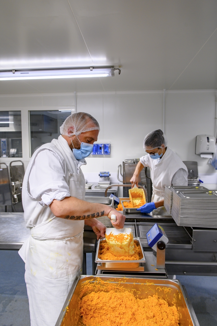 Issus de la restauration traditionnelle, Jonathan et Maxence sont arrivés en avril. « Dans mon resto, on tournait à 300 couverts max le samedi soir. Là, on change d’échelle », explique Jonathan, qui apprécie ici les horaires fixes. Avec la hausse des prix des produits alimentaires et du coût de l’énergie, la cuisine a dû adapter les menus et a misé sur le « fait maison » : « Plus long mais moins cher à produire. » Aujourd’hui, 75 % des plats sont cuisinés sur place, des sauces aux desserts.