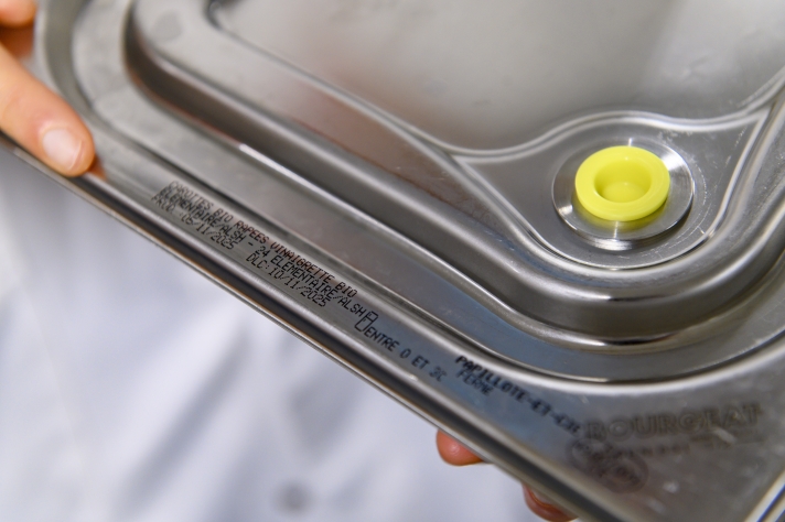 Première cuisine de restauration collective « zéro plastique », Papillote et Compagnie a remplacé ses barquettes en plastique par des bacs en inox réutilisables. Ici, de 4 000 à 4 500 bacs et couvercles sont lavés chaque jour. Un changement qui a aussi permis de créer sept emplois temps plein.