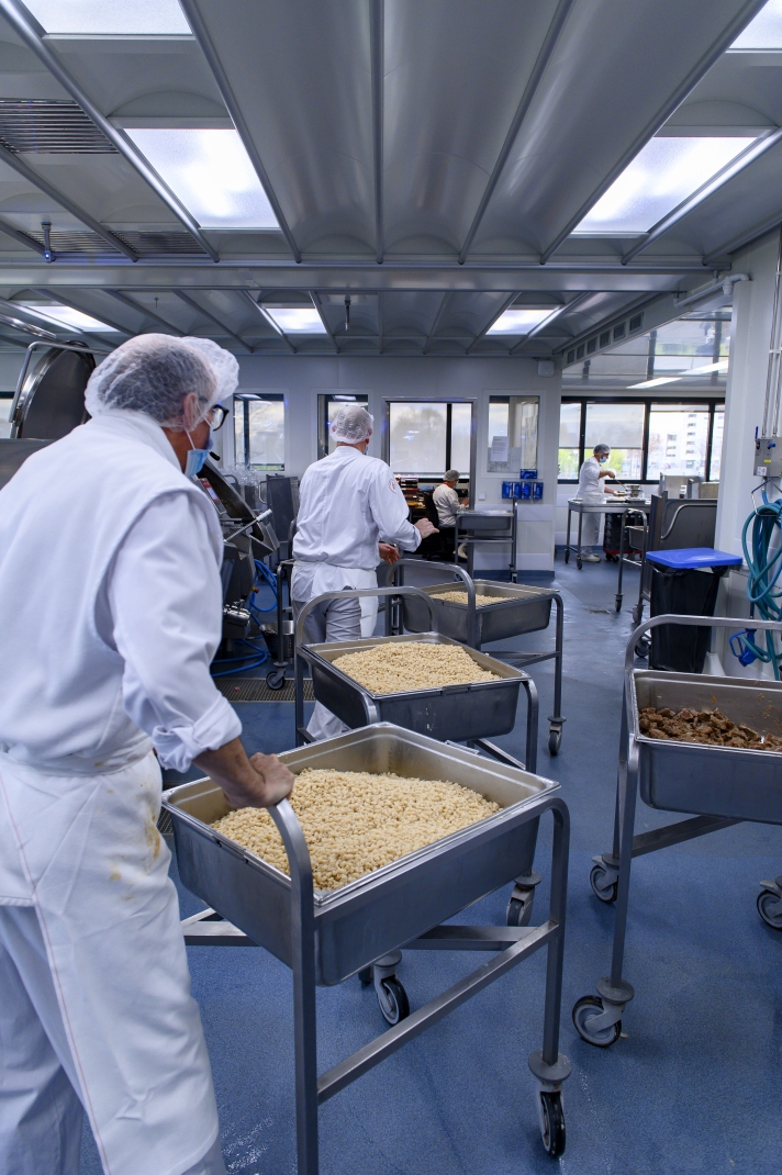 On envoie ! », lance Régine, responsable production et logistique. C’est l’heure du coup de feu dans la zone chaude : tous les plats cuits dans les immenses cuves doivent être conditionnés puis refroidis en un temps record.