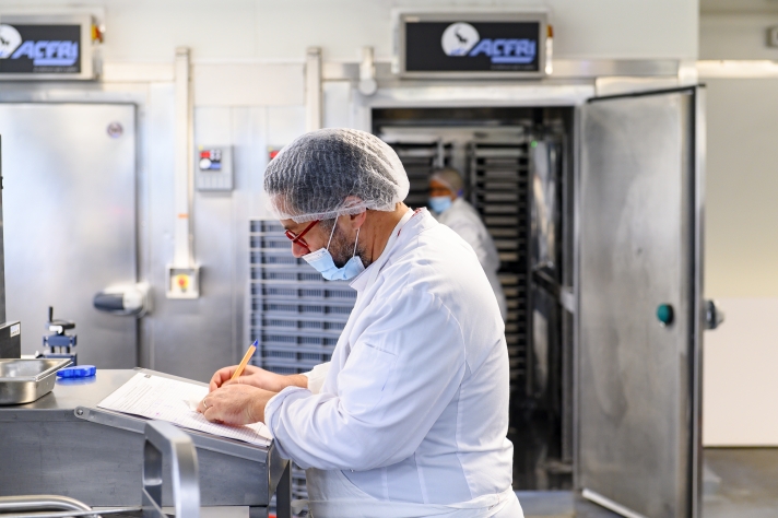 Grâce à l’option « commande à l’élément », les agents de service peuvent adapter le nombre de parts en fonction des goûts des enfants. Exemple typique, le céleri rémoulade, commandé en proportion de 80 parts pour 100 enfants.