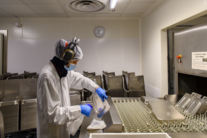 Première cuisine de restauration collective « zéro plastique », Papillote et Compagnie a remplacé ses barquettes en plastique par des bacs en inox réutilisables. Ici, de 4 000 à 4 500 bacs et couvercles sont lavés chaque jour. Un changement qui a aussi permis de créer sept emplois temps plein.