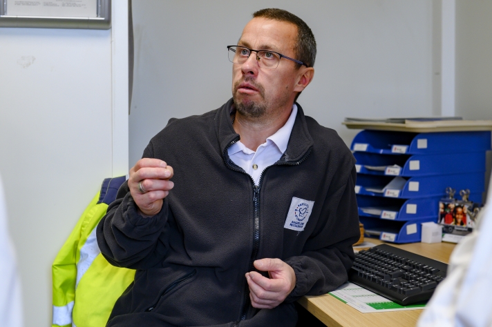 Christophe fait le point avec son équipe. Sur le pont depuis 4 h 30, les chauffeurs doivent desservir 115 points de livraison avant 10 h 30, à raison de trois ou quatre tournées chacun. « En dix ans, on a connu une vraie évolution de notre cadre de travail. »