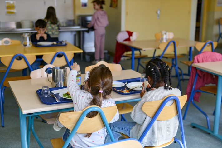 La lutte contre le gaspillage commence aussi avec la sensibilisation des enfants. En six ans, le gaspillage a été réduit de 59 %, passant à environ 42 g par enfant et par repas (contre 120 g en moyenne dans le secteur). L’entreprise pratique aussi le don et la vente de ses surplus, soit 10 500 repas sauvés en 2024.
