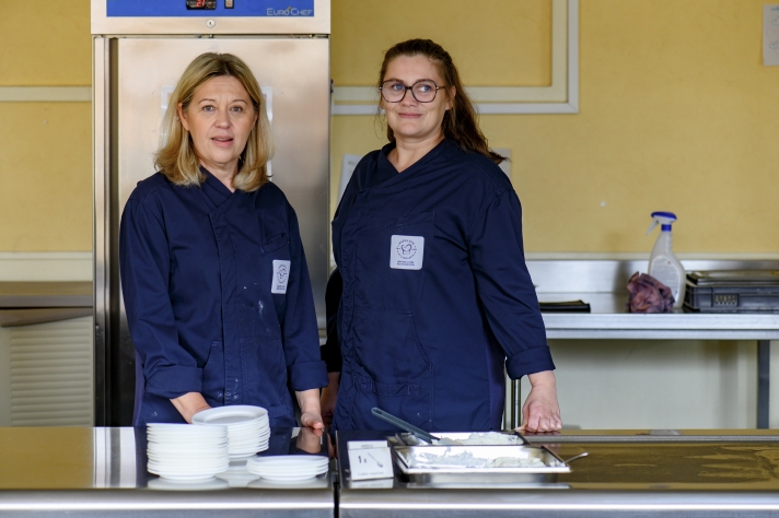 Valérie et Élodie font partie des 130 agents de service de Papillote et Compagnie. Ce métier, elles le font avant tout pour le lien avec les enfants. « On prend le temps avec chacun d’eux, même quelques secondes. On les connaît, on les voit grandir. »