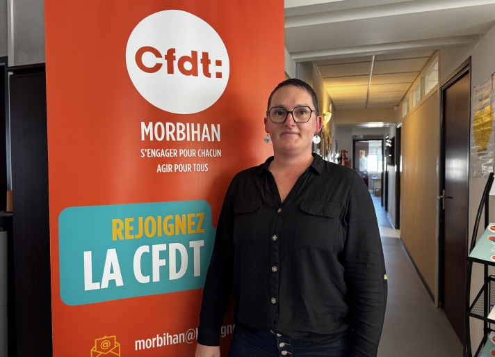 Caroline Guyodo, secrétaire de l’Union départementale CFDT du Morbihan, a été la première personne à recevoir Julie…