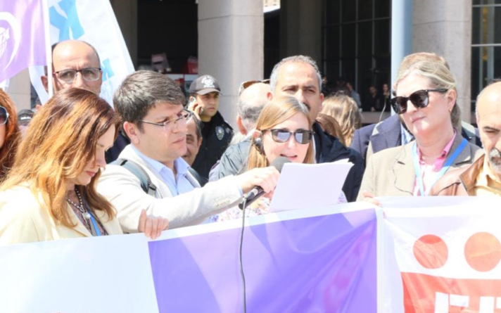 À la suite de la déclaration à la presse d’Ahmet Karagöz, coprésident de Kesk, Hélène Ibanez, au nom de la délégation internationale, et Ebru Aslan, au nom des membres de la Plateforme des femmes d’Ankara, ont pris la parole pour affirmer que la lutte se poursuivrait dans un esprit de solidarité.