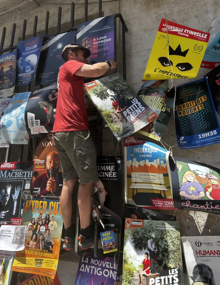 Lorsqu’ils ne sont pas sur scène, les comédiens et artistes doivent s’occuper de la promotion de leur spectacle – et parfois jouer les acrobates pour accrocher leur affiche !
