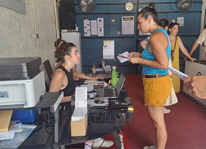 Opération de tractage CFDT dans un des théâtres du Off.