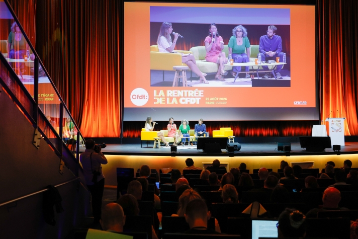 La première table ronde, intitulée “Services publics : pour quoi faire ?”, a fait débattre Johanna Rolland, maire de Nantes, trésorière et membre du bureau de France urbaine, Laure Revel, secrétaire générale de la CFDT Fonctions publiques, et Cyprien Batut, économiste.
