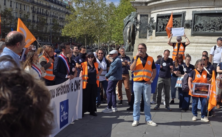 Julien Anxionnat (au micro) est délégué syndical CFDT du Centre national d’études spatiales.