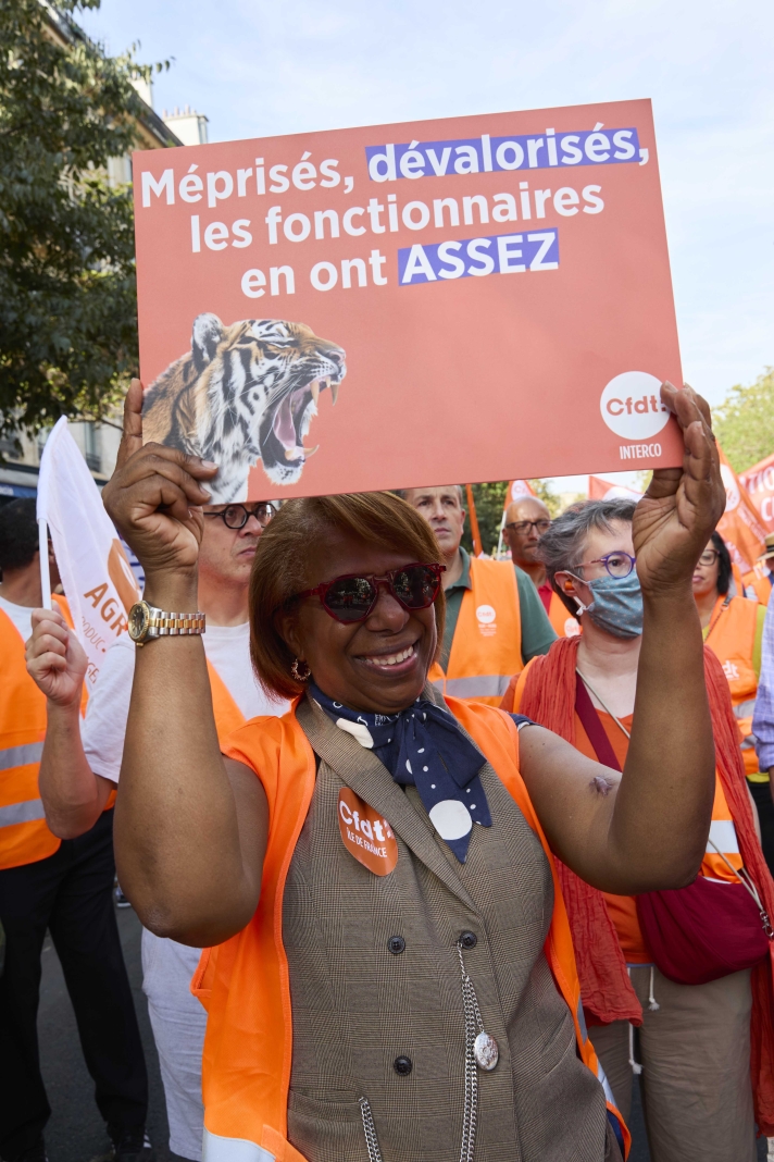 Tous les manifestants ont le sentiment de ne plus être entendus, alors même qu’ils continuent d’assurer au quotidien des missions essentielles au fonctionnement des services publics et à l’accueil des usagers. Si le pouvoir d’achat est au cœur des revendications, la mobilisation dépasse la seule question du salaire. « Les restructurations, on en connaît une presque tous les ans. À chaque fois, on nous explique que c’est pour améliorer le service. Mais, sur le terrain, cela signifie surtout moins de collègues et davantage de missions, témoigne Chantal, agente au ministère des Armées. On est là pour dire stop ! »
