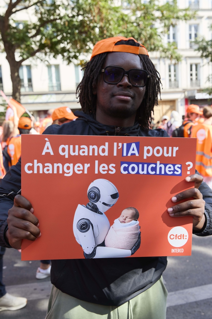 Animateur périscolaire à Vaucresson (Hauts-de-Seine), Eliud brandit une pancarte volontairement provocatrice… Il pointe le manque d’effectifs dans son secteur et les conséquences en matière d’accueil des plus jeunes dans de bonnes conditions.