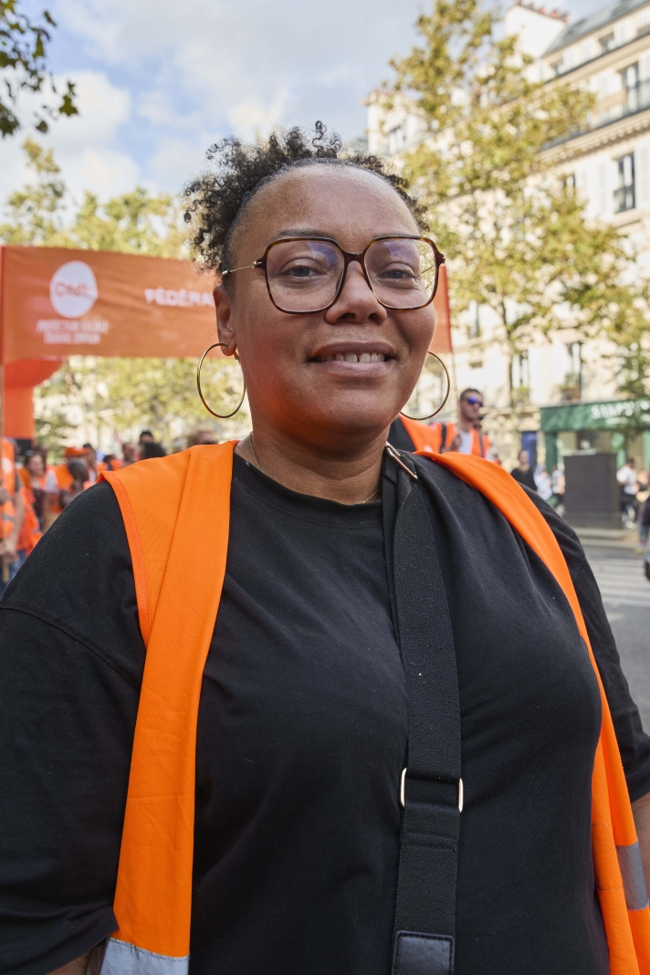 « Nous restons professionnelles jusqu’au bout mais nous sommes fatiguées ; on fait tout pour garantir la meilleure prise en charge des enfants or c’est de plus en plus compliqué », confie Manuella, auxiliaire puéricultrice dans un établissement de l’Assistance publique - Hôpitaux de Paris (AP-HP), qui ne compte plus les rappels pendant ses temps de repos et les changements de planning de dernière minute.