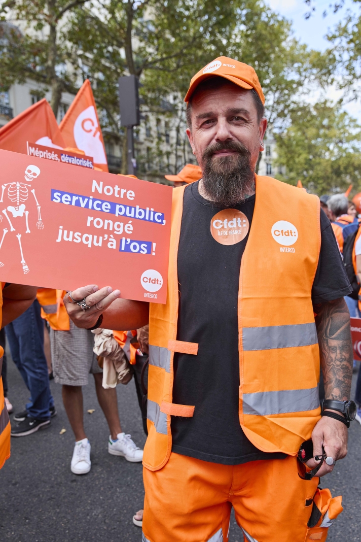 Au 1er juin 2026, 862 000 fonctionnaires et contractuels, soit 15 % des agents publics, percevaient une rémunération inférieure au Smic mensuel brut (1 867,02 euros). « Malgré mes vingt ans d’ancienneté, je suis à peine au-dessus, confirme William, jardinier et agent territorial francilien. J’ai des problèmes de budget tous les mois ; j’ai d’ailleurs dû renoncer à me déplacer en voiture. »
