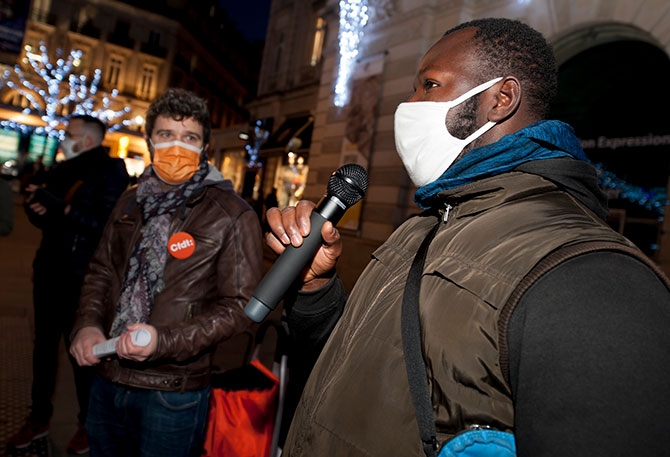 Antoine Lelarge (CFDT Maine-et-Loire) aux côtés des coursiers angevins. Ce soir-là, lors des prises de parole, ces derniers dénoncent les insultes fréquentes, aussi bien de la part des clients que des restaurateurs.