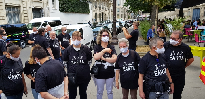 En juillet dernier, les salariés d’Earta avaient fait le déplacement jusqu’à Paris (ici à proximité de l’Assemblée nationale) pour sauver leurs emplois. Mission accomplie !