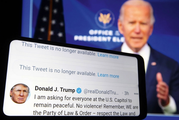 L'ancien Président américain Donald Trump communiquant sur son compte Twitter pour appeler les assaillants du Capitole à rester calmes et pacifiques. En arrière plan, le Président démocrate Joe Biden.