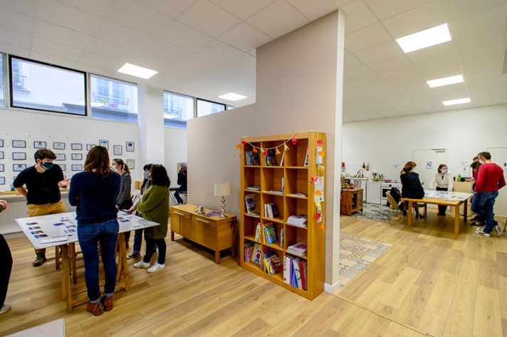 Bienvenue à la Galerie du zéro déchet, à Nantes, un espace consacré à l’information et la sensibilisation du public à la réduction des déchets et la consommation responsable.