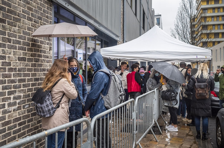 Devant les locaux mis à disposition par France terre d’asile, afflux de réfugiés incessant de 9h à 20h, depuis l’ouverture du centre au début du mois de mars.