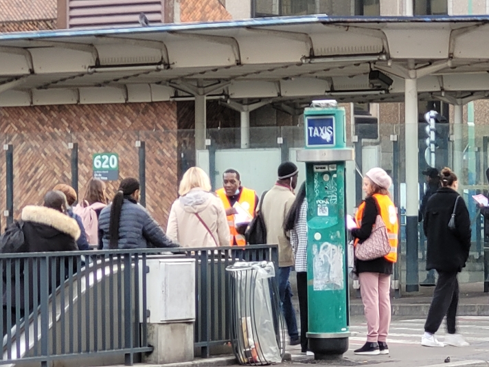 Dans le cadre de l’opération #Réponses à emporter, des militants CFDT d’Île-de-France ont tracté tôt le 28 septembre à la sortie d’une station de métro de Bobigny.