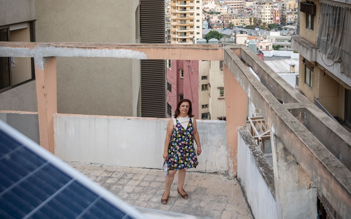 Suzanne Abdul-Reda et ses trois enfants vivent avec 8 ampères, ce qui est insuffisant pour faire fonctionner un frigo et un chauffe-eau. Ses panneaux solaires lui ont coûté 2800 dollars. Un investissement qu’elle voit aussi comme un « acte de résistance contre la mafia des générateurs ».