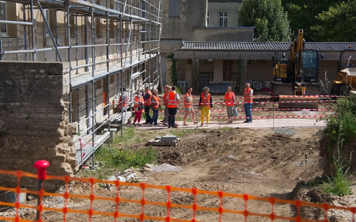 Les futurs habitants visitent le chantier du béguinage de Valognes (Manche).