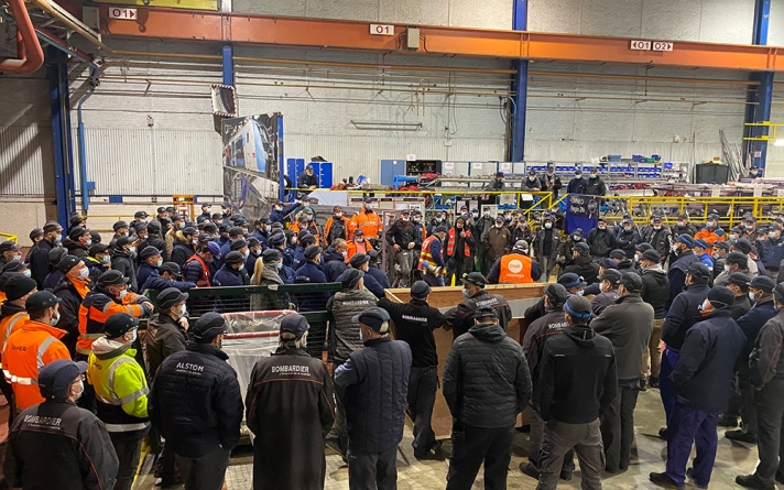Réunion des ouvriers de l'usine d'assemblage des trains rachetée par d'Alstom à Crespin (Nord). Depuis deux ans ils organisent une grève hebdomadaire pour dénoncer l'absence de dialogue social.
